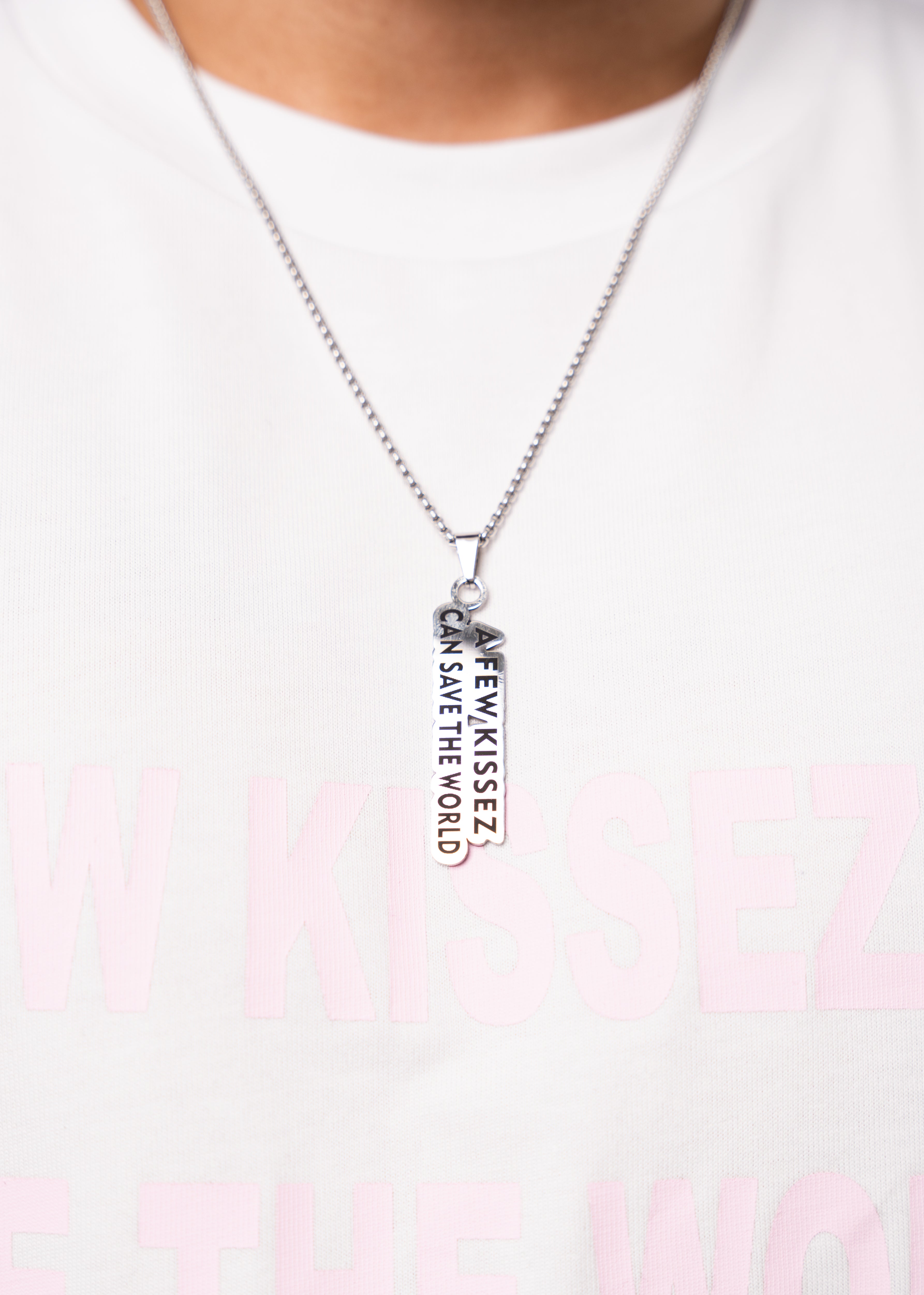 A FEW KISSEZ CHAIN