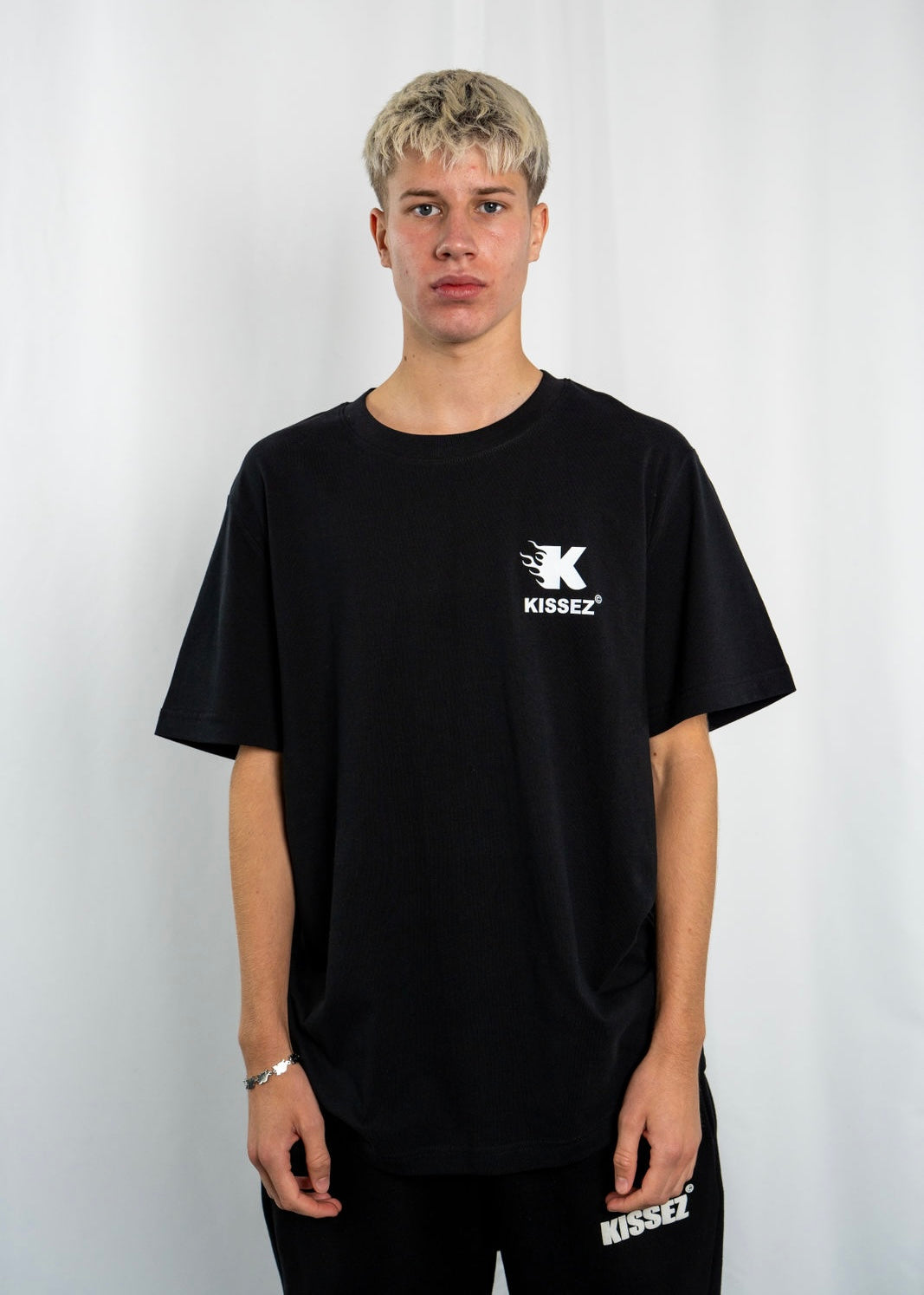 HOT KISSEZ TEE BLACK/WHITE