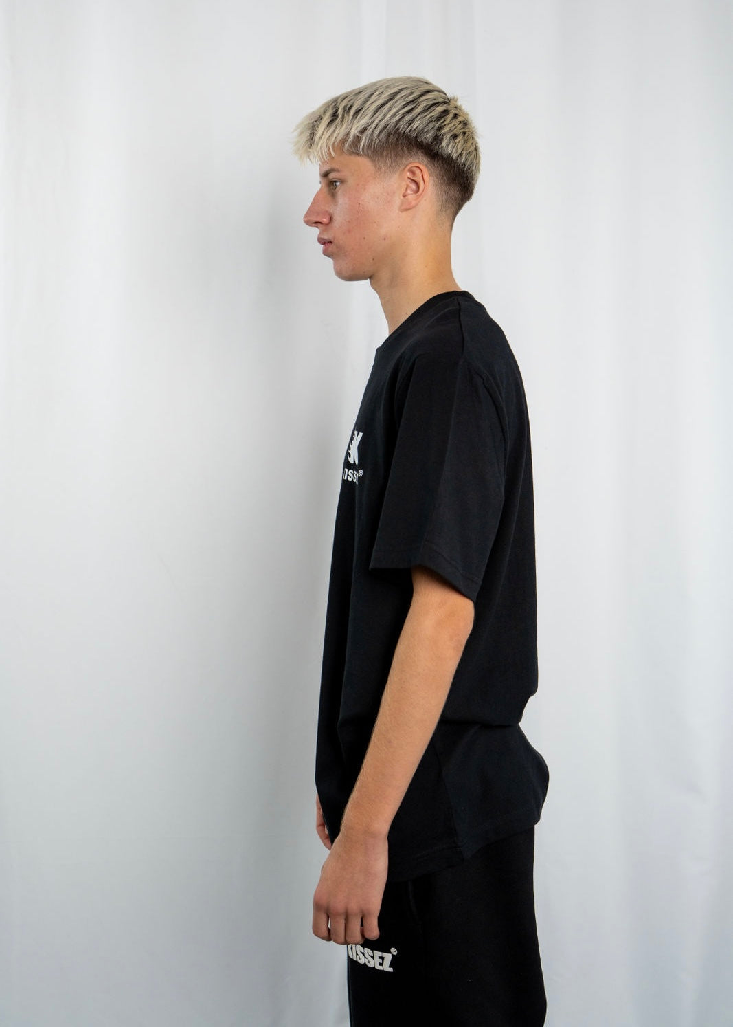 HOT KISSEZ TEE BLACK/WHITE
