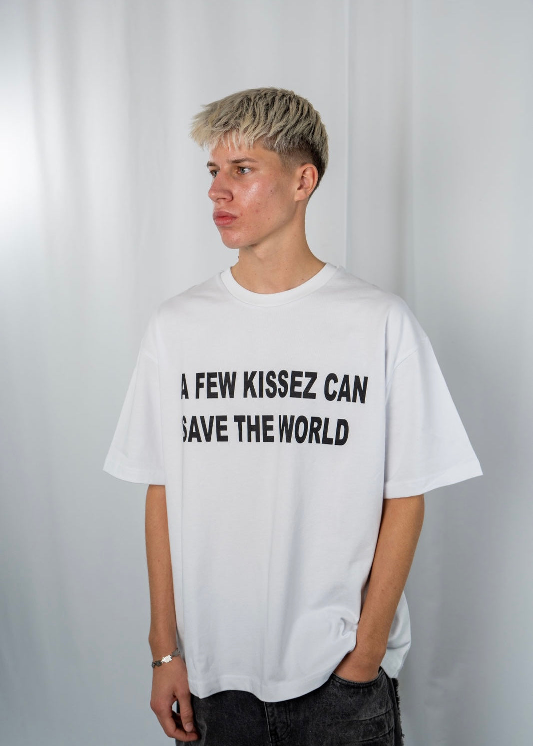 A FEW KISSEZ TEE WHITE/BLACK