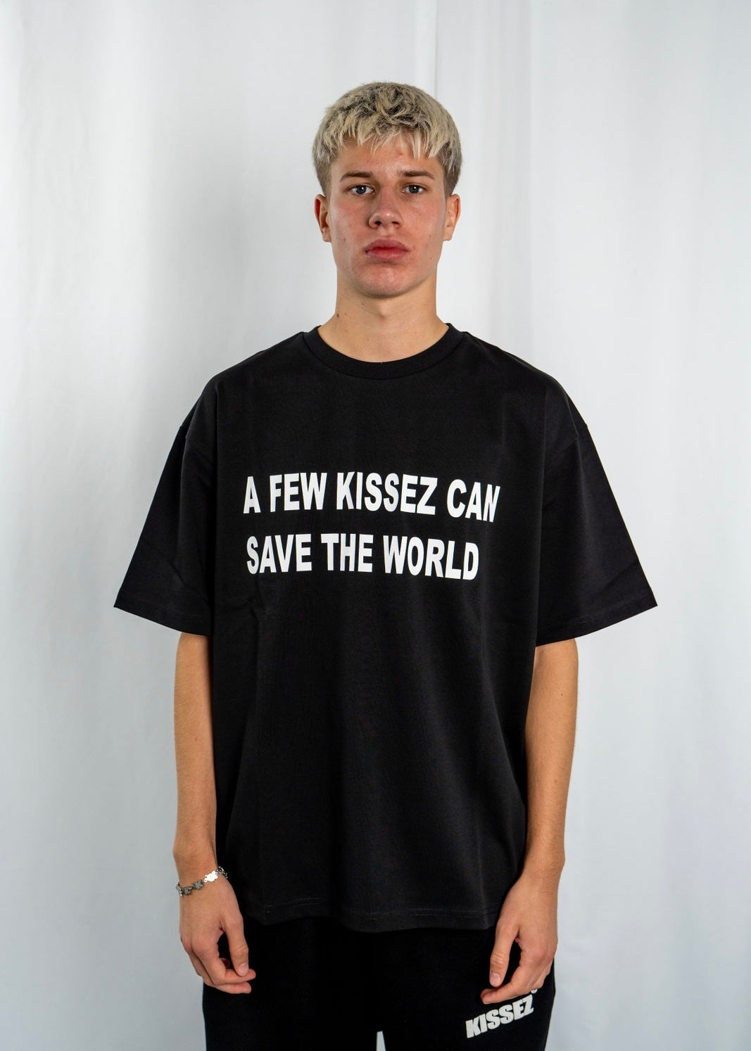 A FEW KISSEZ TEE BLACK/WHITE