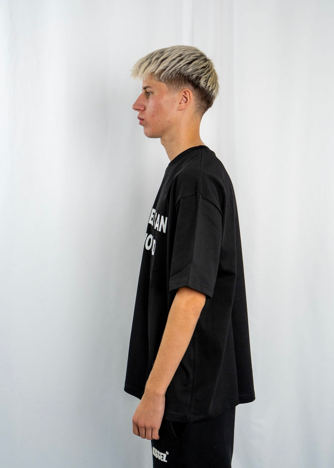 A FEW KISSEZ TEE BLACK/WHITE