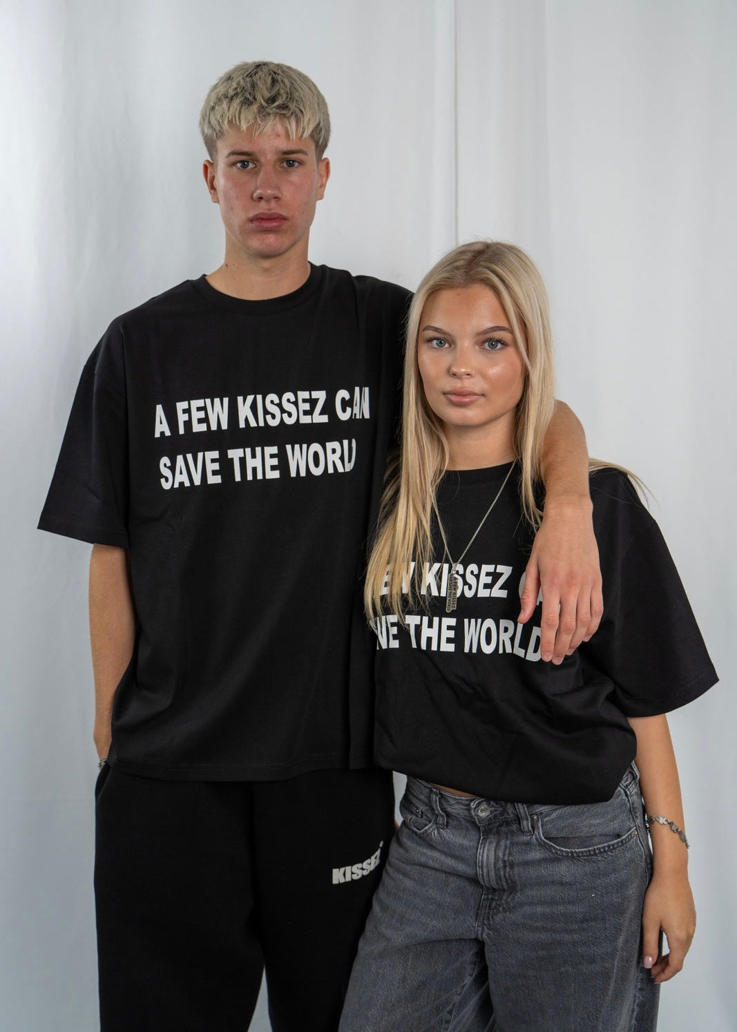 A FEW KISSEZ TEE BLACK/WHITE