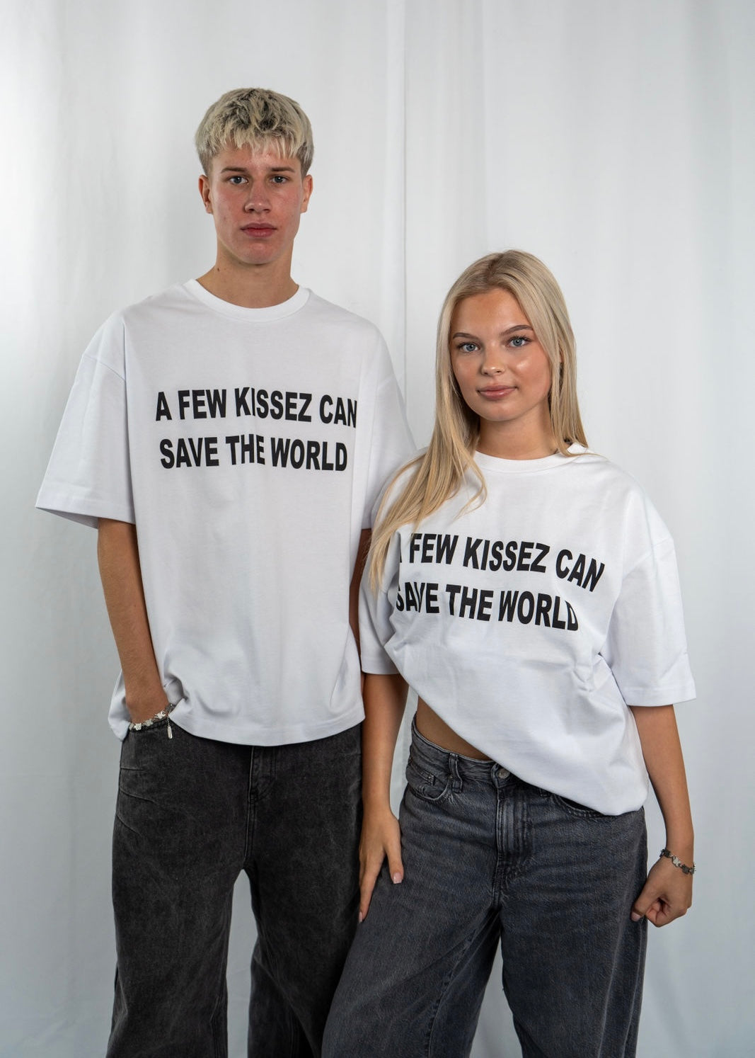 A FEW KISSEZ TEE WHITE/BLACK